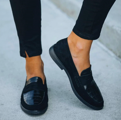 Schwarze Loafer mit Krokodilmuster