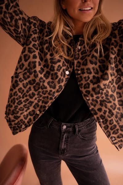 Caroline | Die Leopard-Bomberjacke