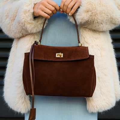 Clara – Elegante Damenhandtasche aus dunkelbraunem Wildleder mit goldfarbenem Drehverschluss