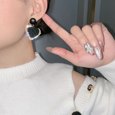 Dunkle Herz Ohrringe aus Gold