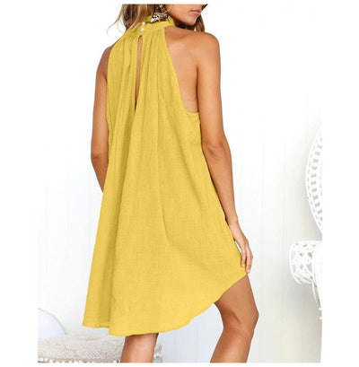 Rückenfreies halterneck-kleid mit high-low-saum