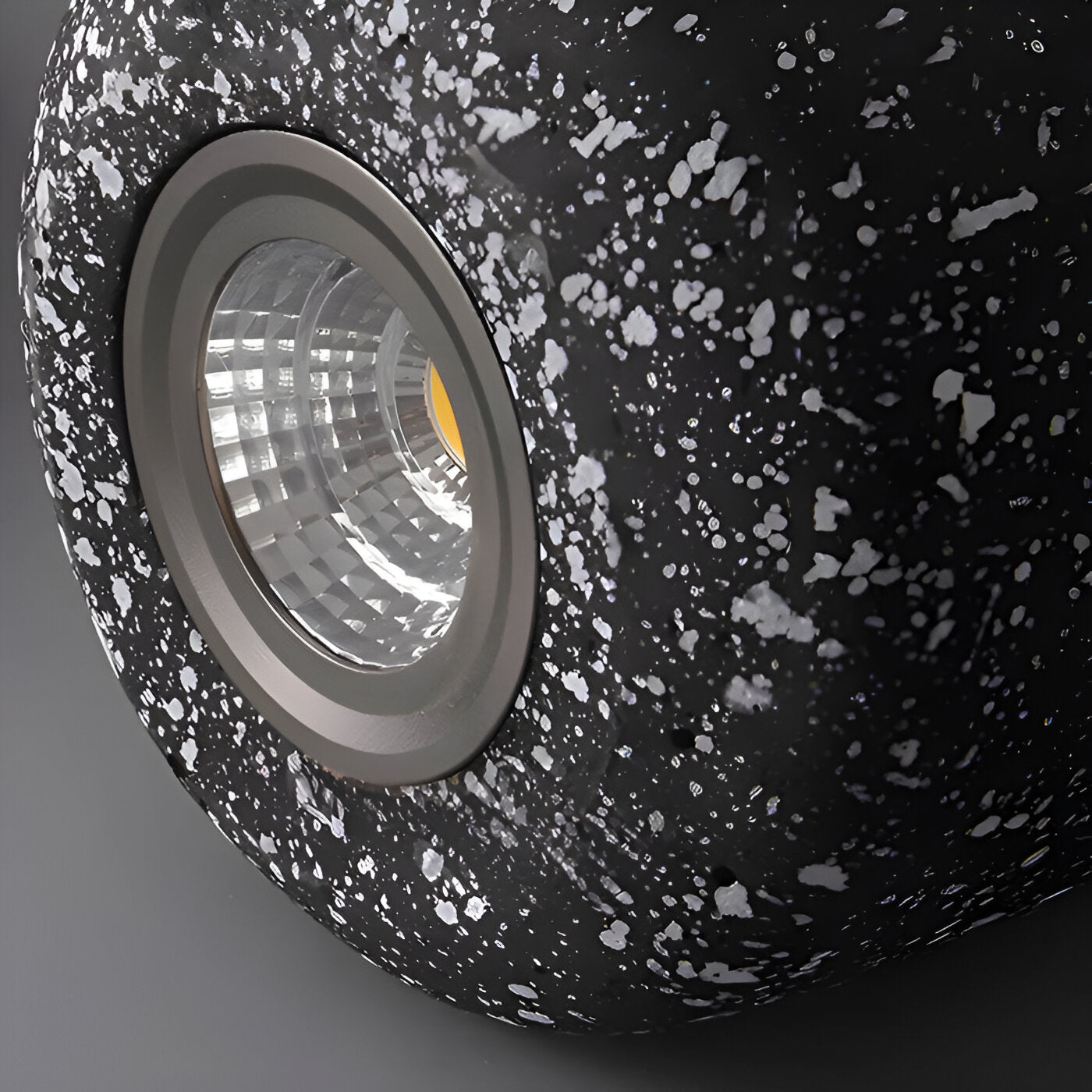 GrayoGlow – Rutschfest hängendes Licht mit einer sanften modernen Kante