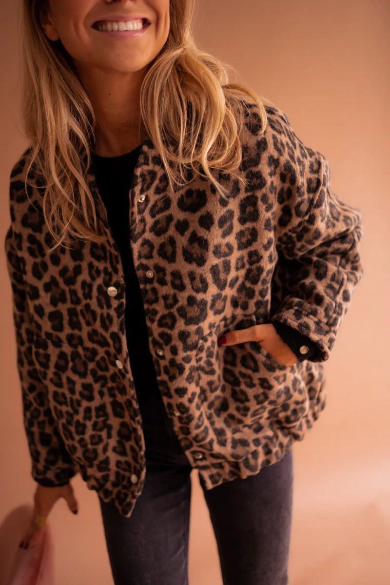 Caroline | Die Leopard-Bomberjacke