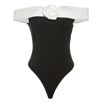 Trendiger Damen Badeanzug mit Schulterfrei-Design & Blumen-Details – Elara