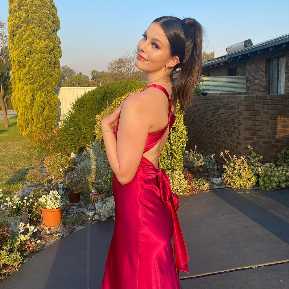 Joan – Satin Kleid mit Schlanker Passform