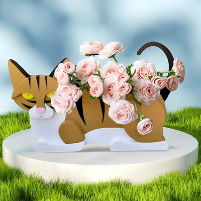 Blumentopf mit orange-weißer Katze