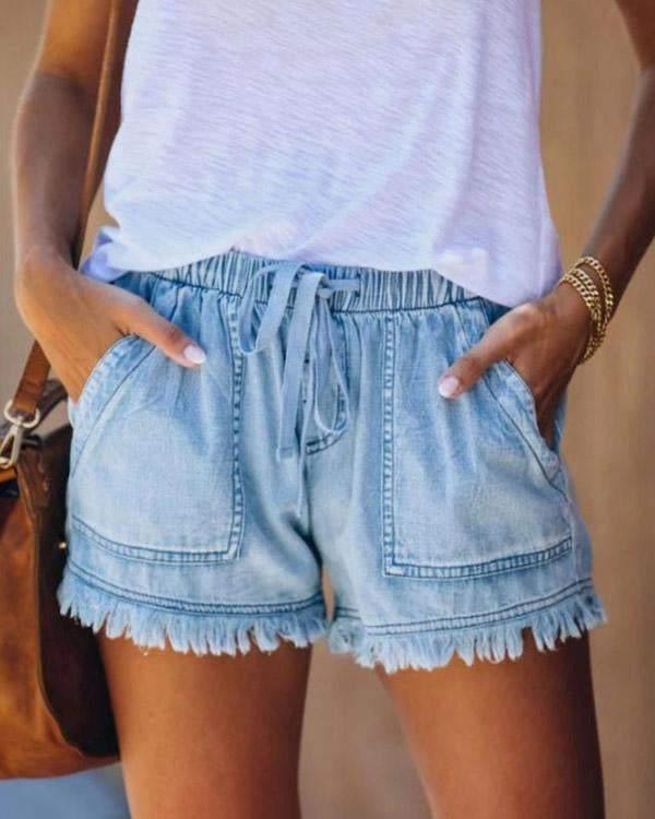 Queena – Farbige Jeansshorts