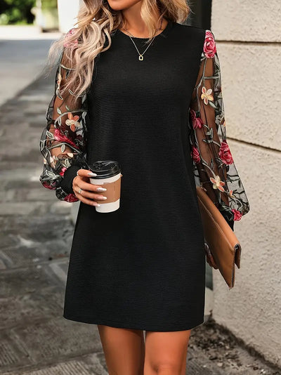 Quendel – Kleid mit floralen Netzärmeln