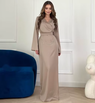 Quirita – Elegantes Satinkleid mit ausgestellten Ärmeln