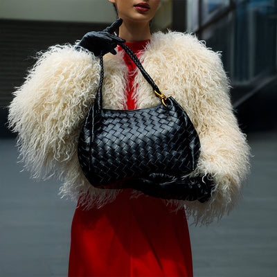 Valeria | Geflochtene schwarze Damenhandtasche aus veganem Leder mit Schulterriemen & goldenen Details