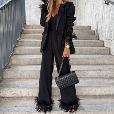 Schwarzer Anzug mit Federverzierung für Damen