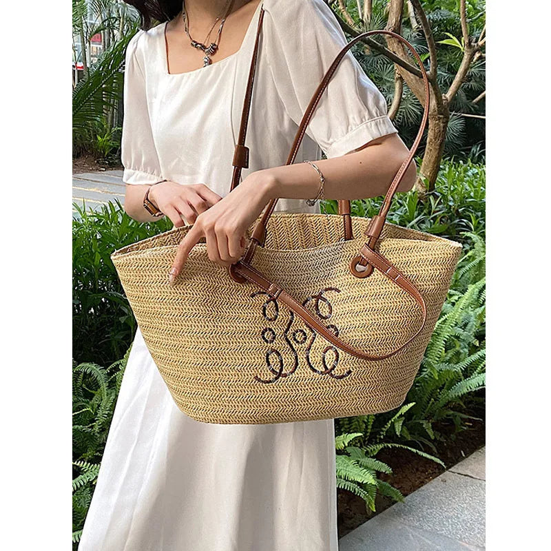 Boho Strohtasche Damen – Handgefertigte Strandtasche mit Kordelzug & Quasten