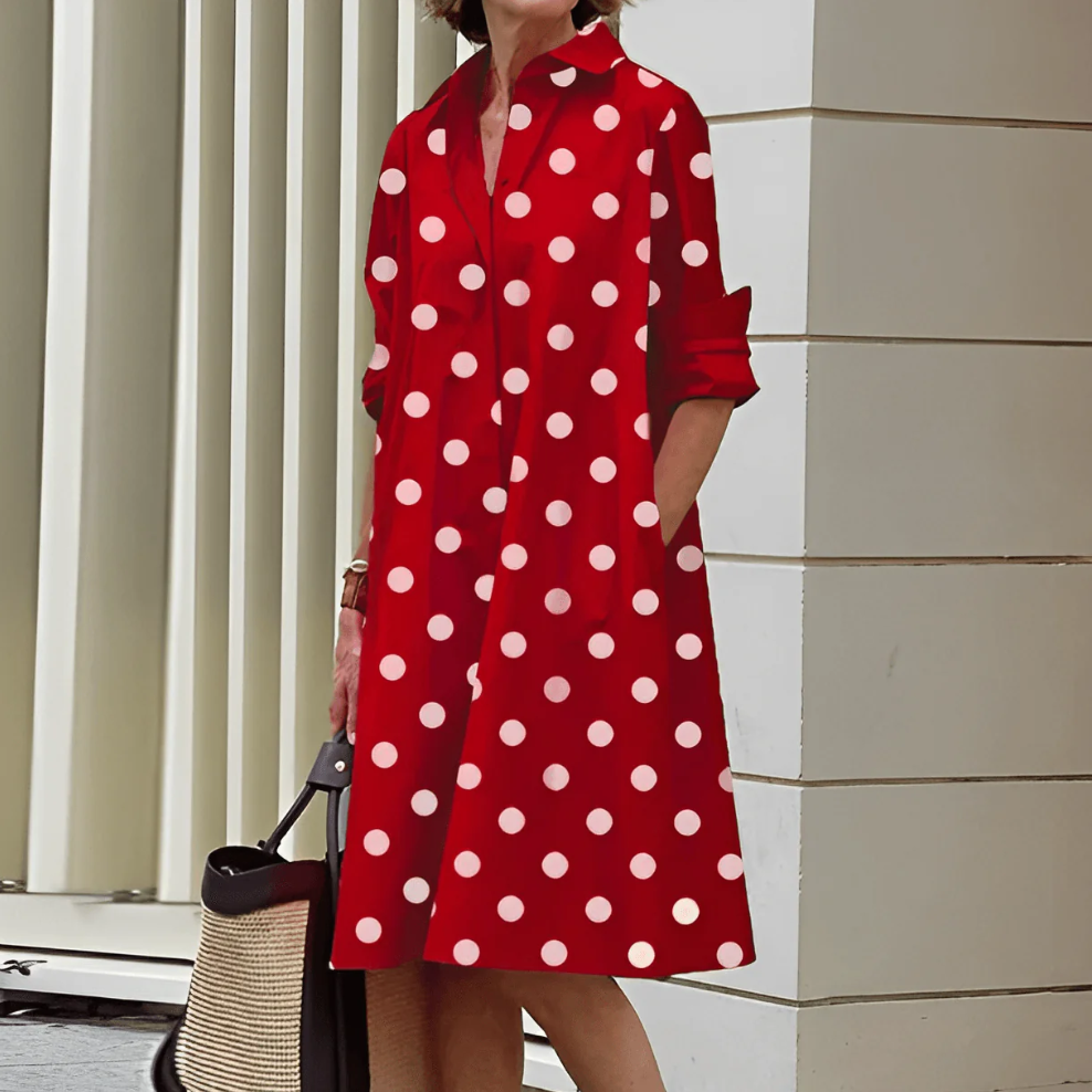 Modernes hemdblusenkleid mit wickelkragen und dreiviertelärmeln