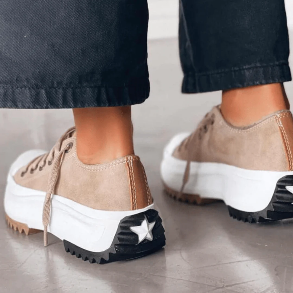 Plateau-turnschuhe mit modernen details für frauen