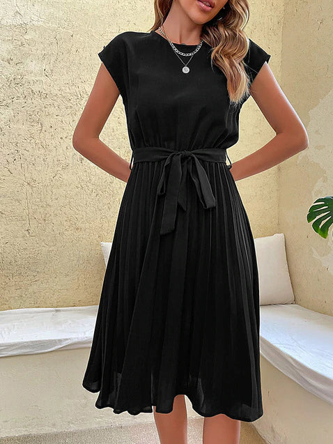 Elegantes sommerkleid mit taillenbund und fließender a-linie