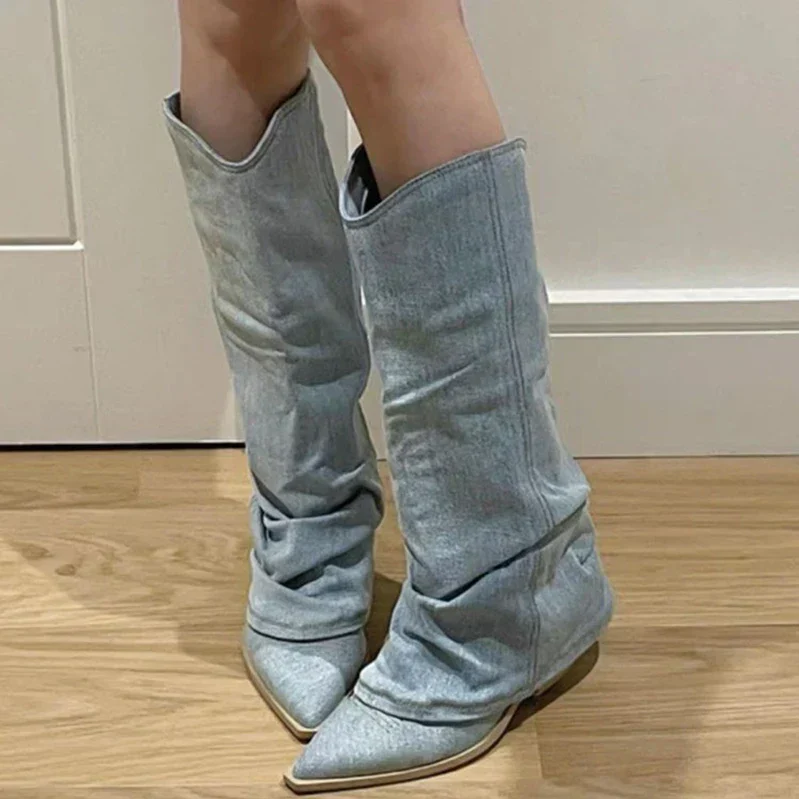 Modische denim-kniestiefel mit trendigem look für damen
