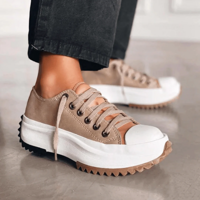 Plateau-turnschuhe mit modernen details für frauen