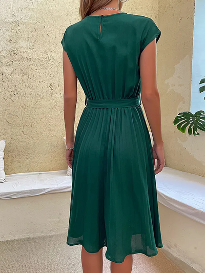 Elegantes sommerkleid mit taillenbund und fließender a-linie