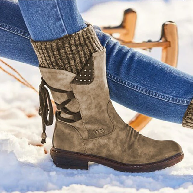 Kuschelige, wadenhohe schneestiefel für winterkomfort für frauen