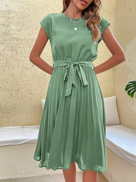 Elegantes sommerkleid mit taillenbund und fließender a-linie