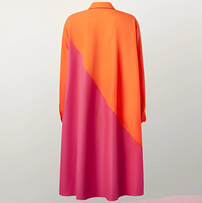 Modernes hemdblusenkleid mit wickelkragen und dreiviertelärmeln