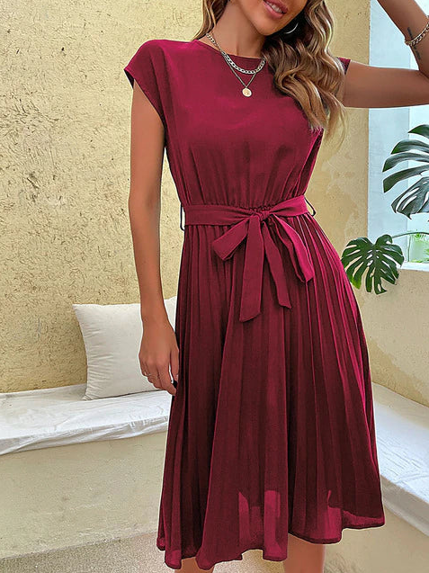 Elegantes sommerkleid mit taillenbund und fließender a-linie