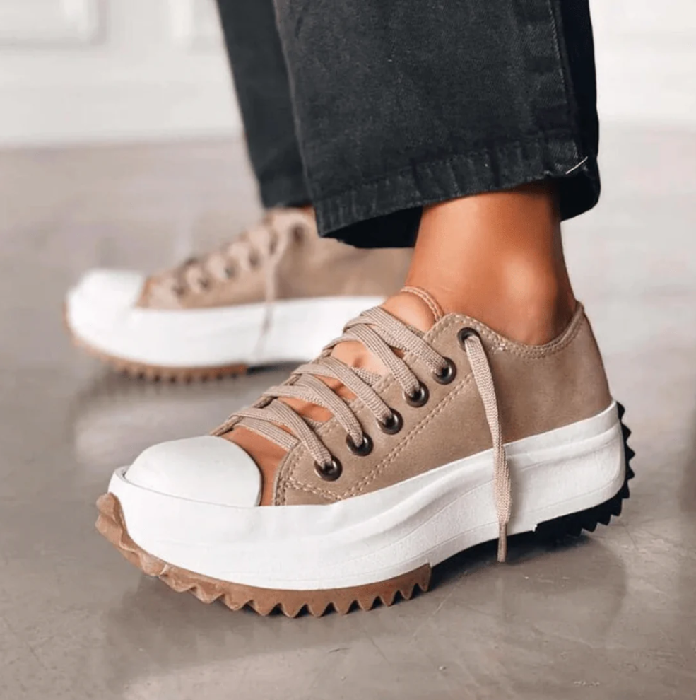 Plateau-turnschuhe mit modernen details für frauen