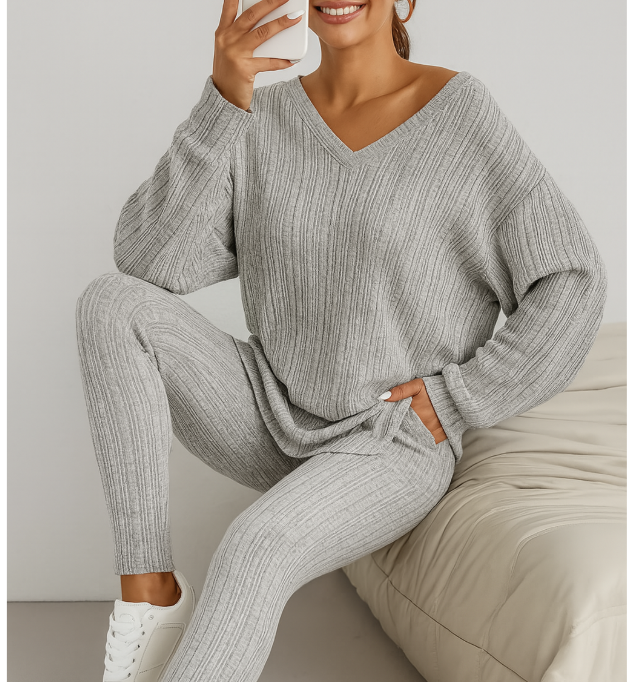 Damen Zweiteiler aus Rippstrick – Kapuzenpullover mit langen Ärmeln & Skinny Hose – Lässiges Freizeit-Outfit