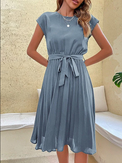 Elegantes sommerkleid mit taillenbund und fließender a-linie