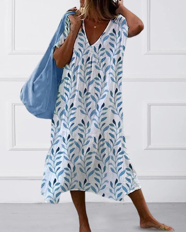 Boho midikleid mit blätterprint und fließendem schnitt