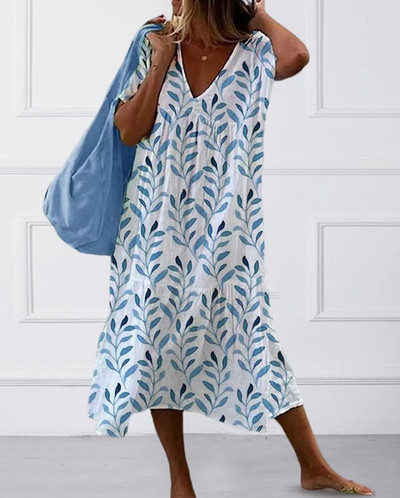 Boho midikleid mit blätterprint und fließendem schnitt