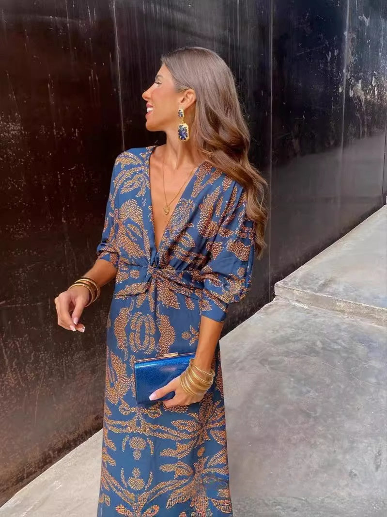 Judith – Gemaltes Kleid mit V-Ausschnitt und drei Viertel-Ärmeln