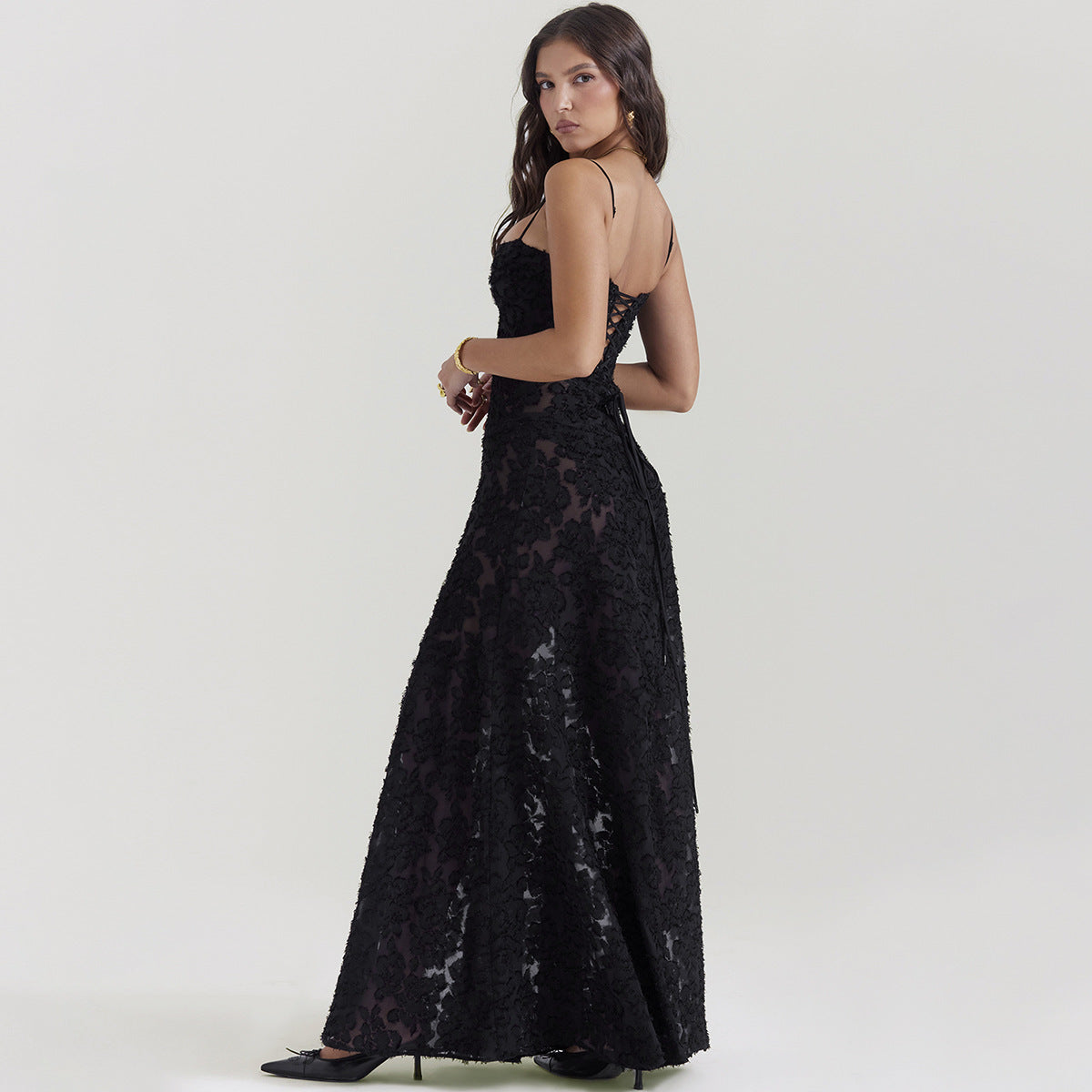 Julie – Elegantes Abendkleid aus Spitze mit Trägern