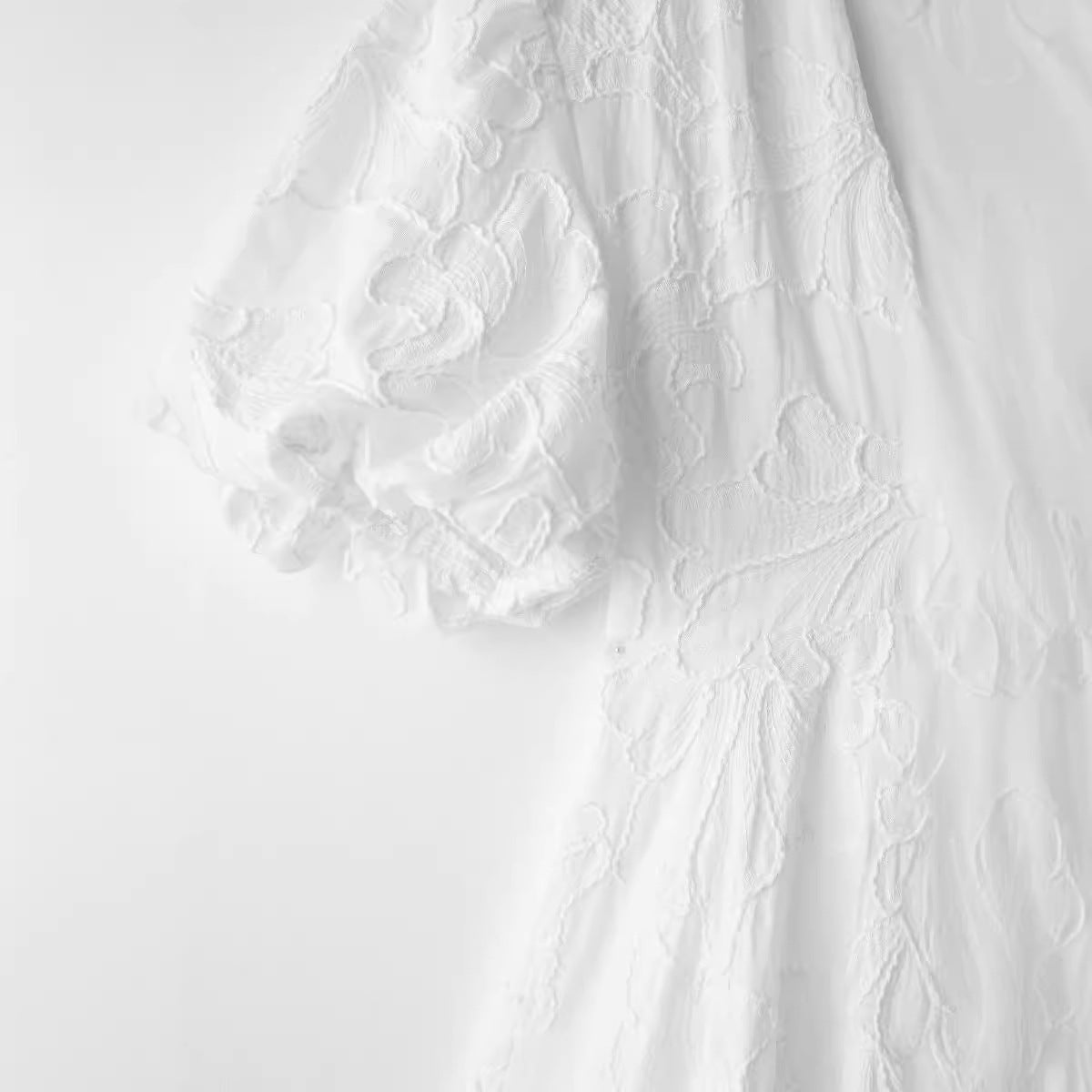 Tara – Fluffiges Kleid mit Stickerei