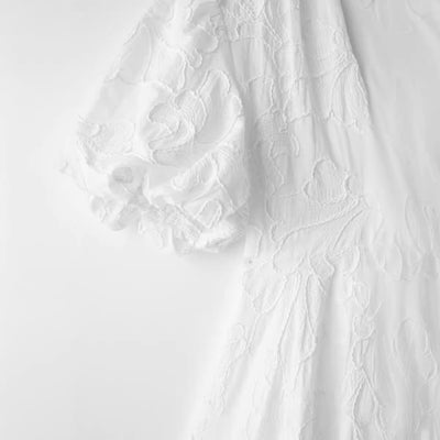 Tara – Fluffiges Kleid mit Stickerei