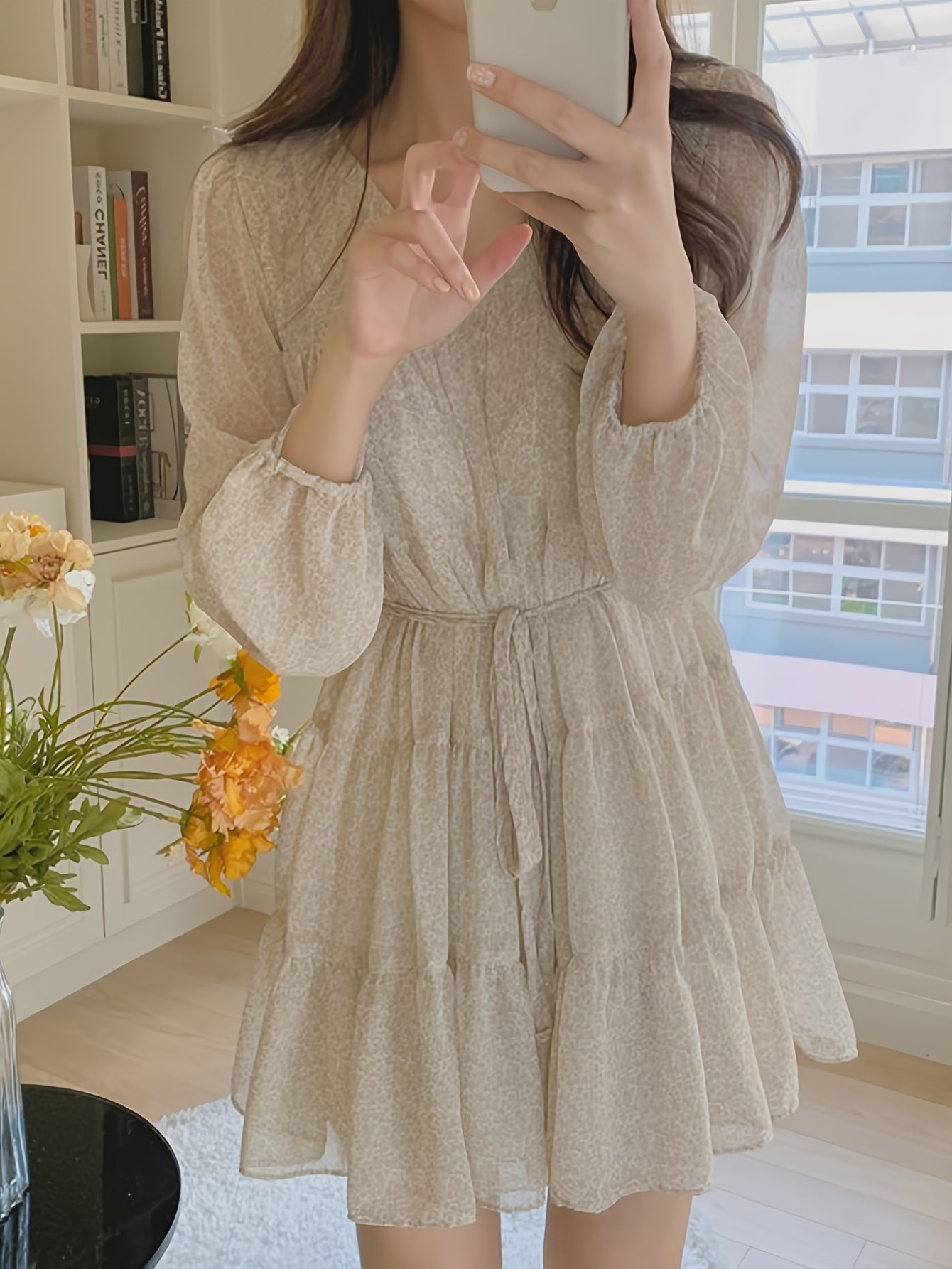 Elegantes Sommerkleid – Chiffon, Blumenmuster, V-Ausschnitt, Taillenbindung