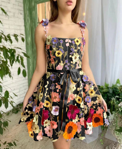 Brisa | Sommerkleid mit geprägter Blumenstickerei