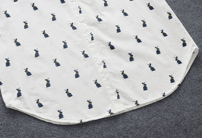 Verspieltes Shirtkleid mit Hasenprint und Reverskragen – Elina