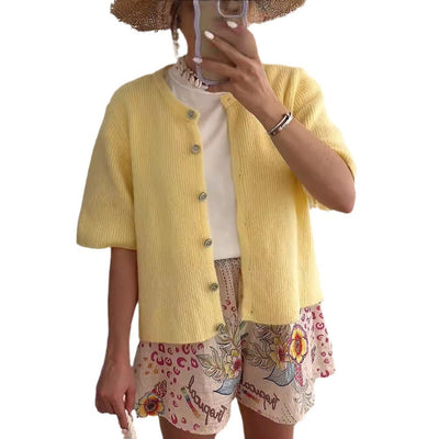 Amy – Strickjacke mit halboffenem Kragen und Knöpfen