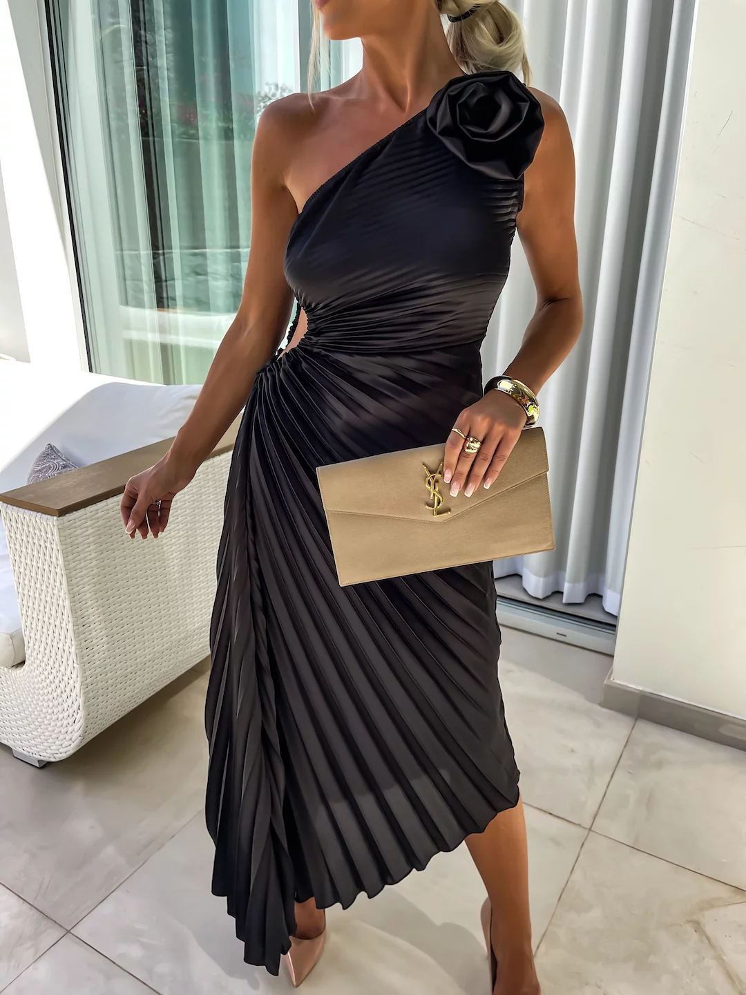 Damen One-Shoulder Plissee Cocktailkleid mit Blumenapplikation – Elegantes Abendkleid für besondere Anlässe