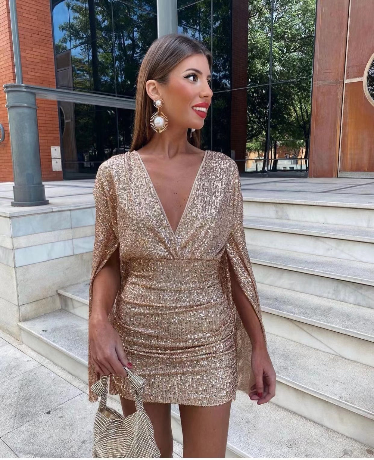 Imogen – Langarm-Kleid mit V-Ausschnitt und Taillenbetonung