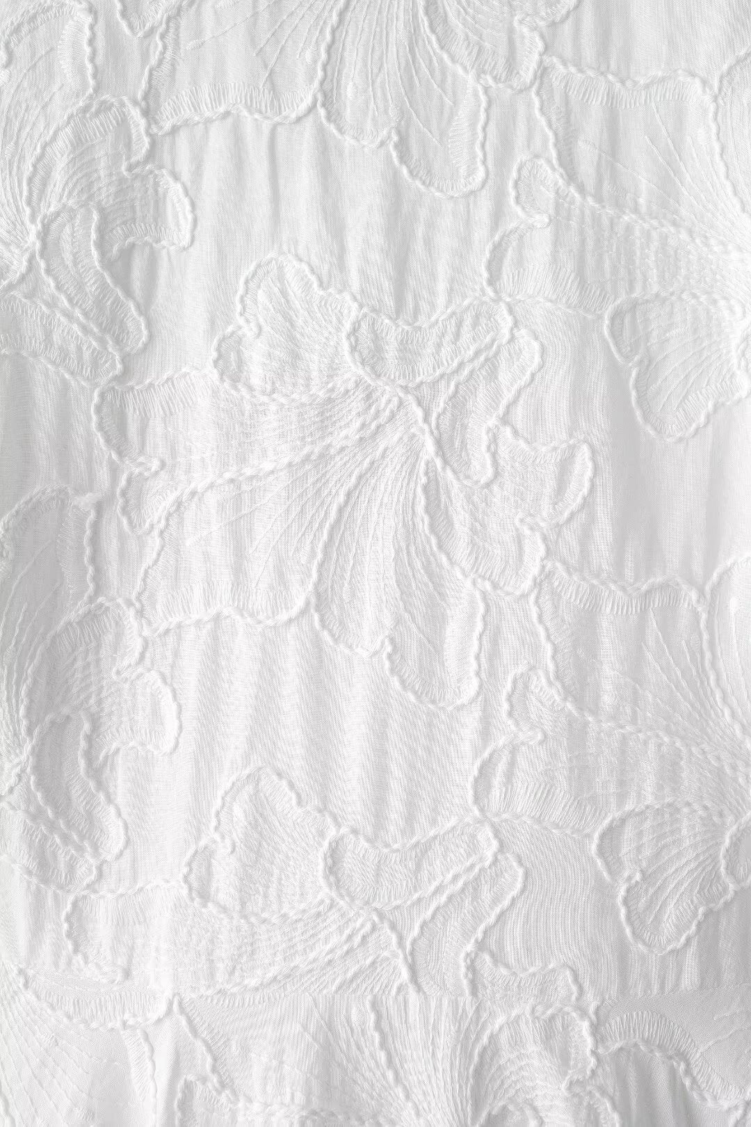 Tara – Fluffiges Kleid mit Stickerei