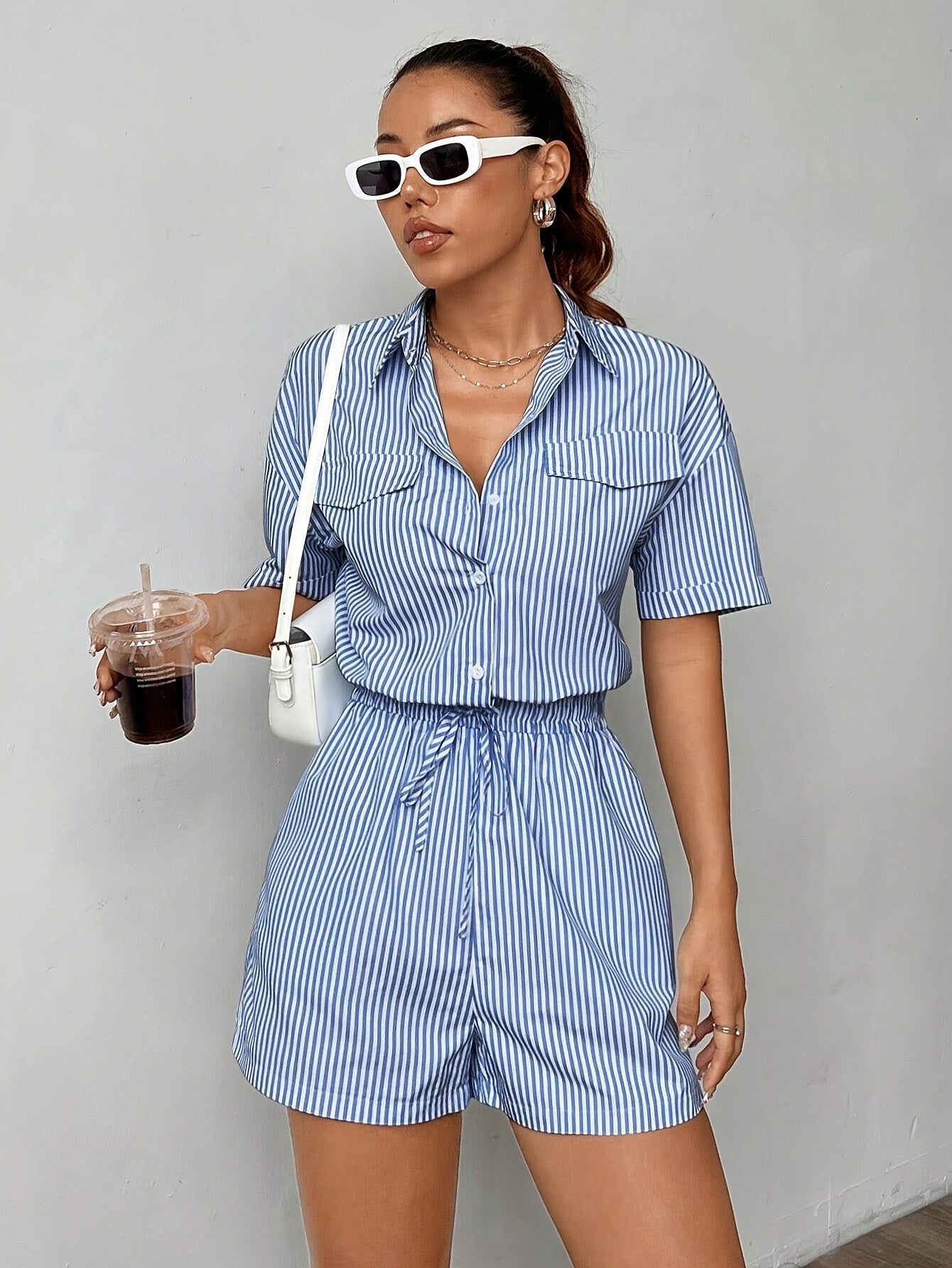 Trendiger Damen Jumpsuit mit kurzen Ärmeln für den Sommer - StreifenFrisch