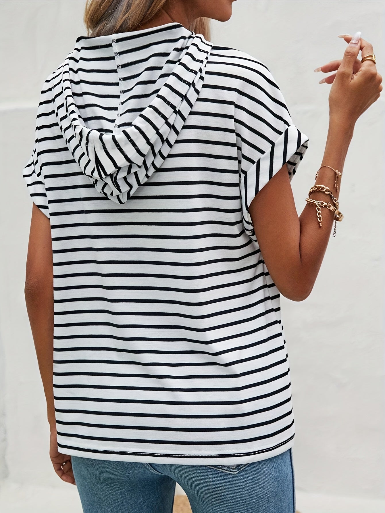 Gestreifte Damen Hoodie mit kurzen Ärmeln und Knopfverschluss – Romy