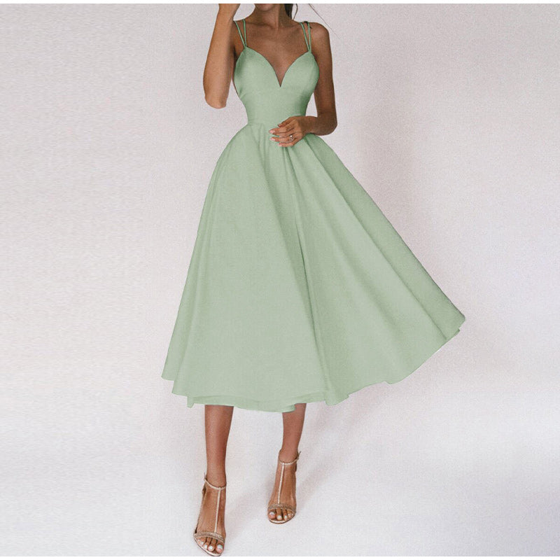 Stuttgart |  Elegantes Kleid mit V-Ausschnitt und Trägern