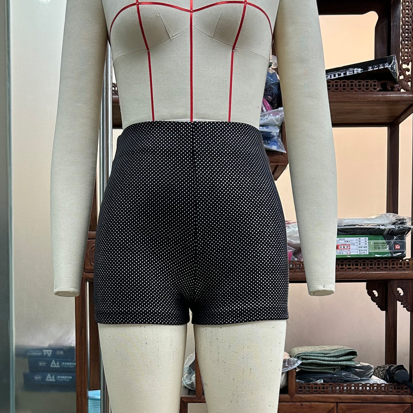 Helen – Glänzende Heiße Shorts für Damen