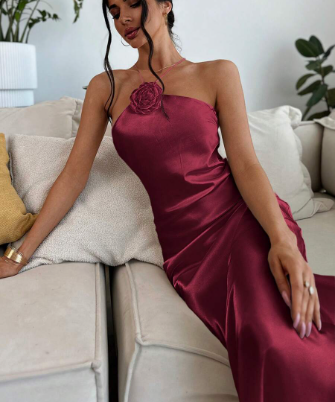 Daniela - Langes Satinkleid mit Blumendetails