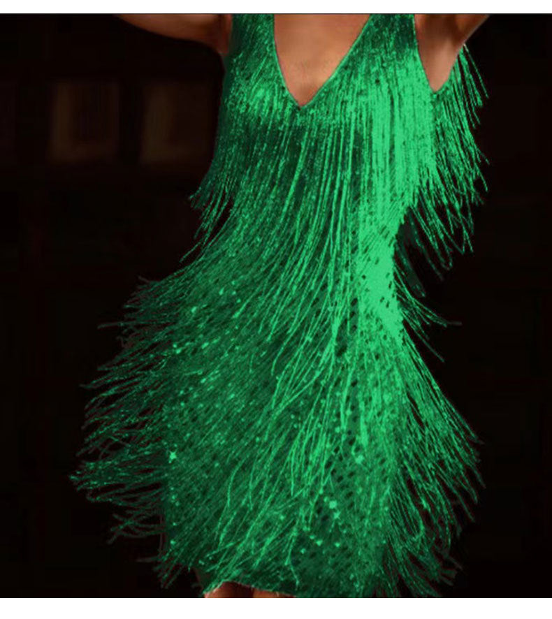 Holly – Elegantes Kleid mit Quasten und tiefem V-Ausschnitt