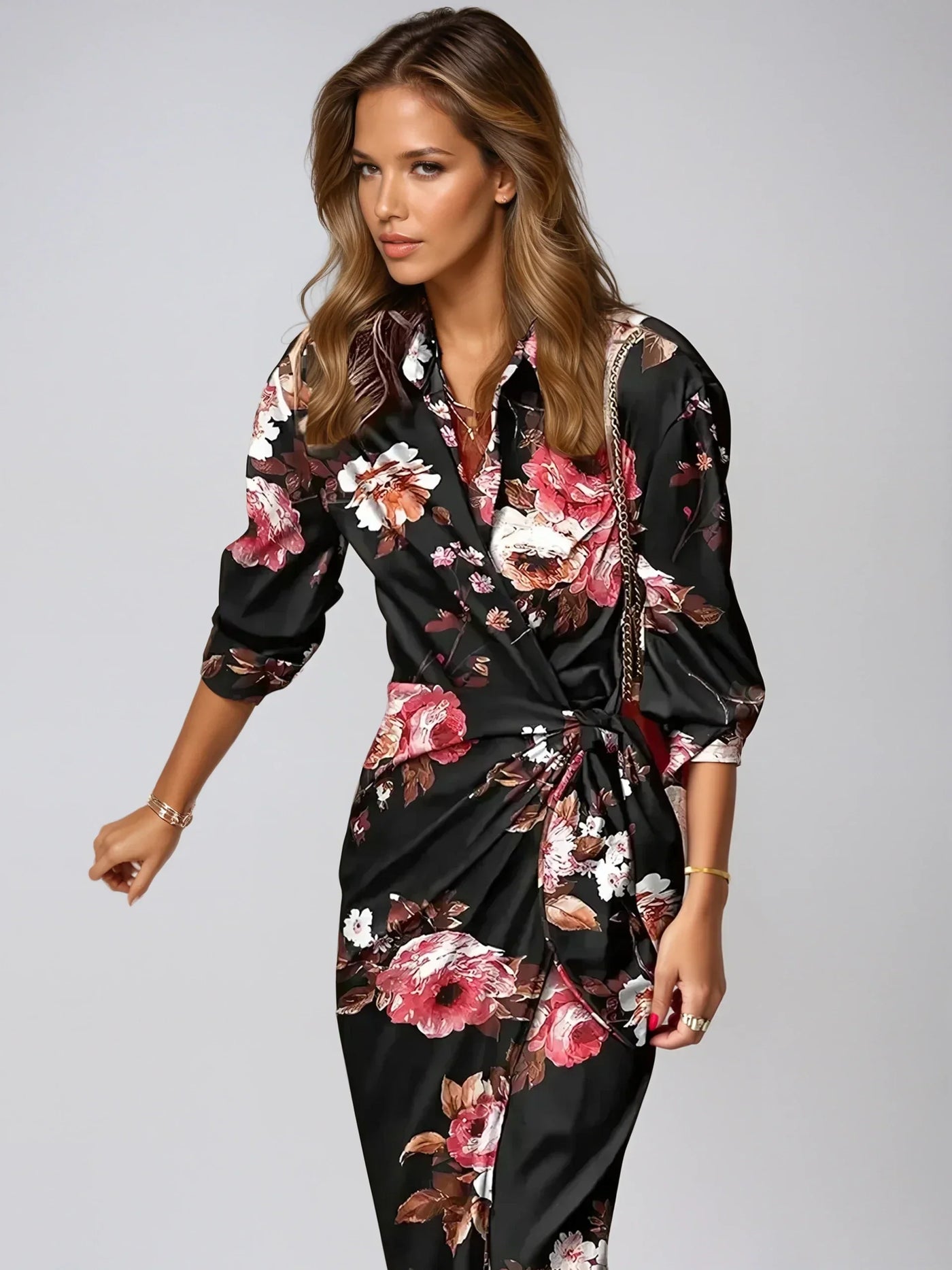 Arlina – Gestreiftes Wickelkleid mit femininer Passform und lebendigem Stil