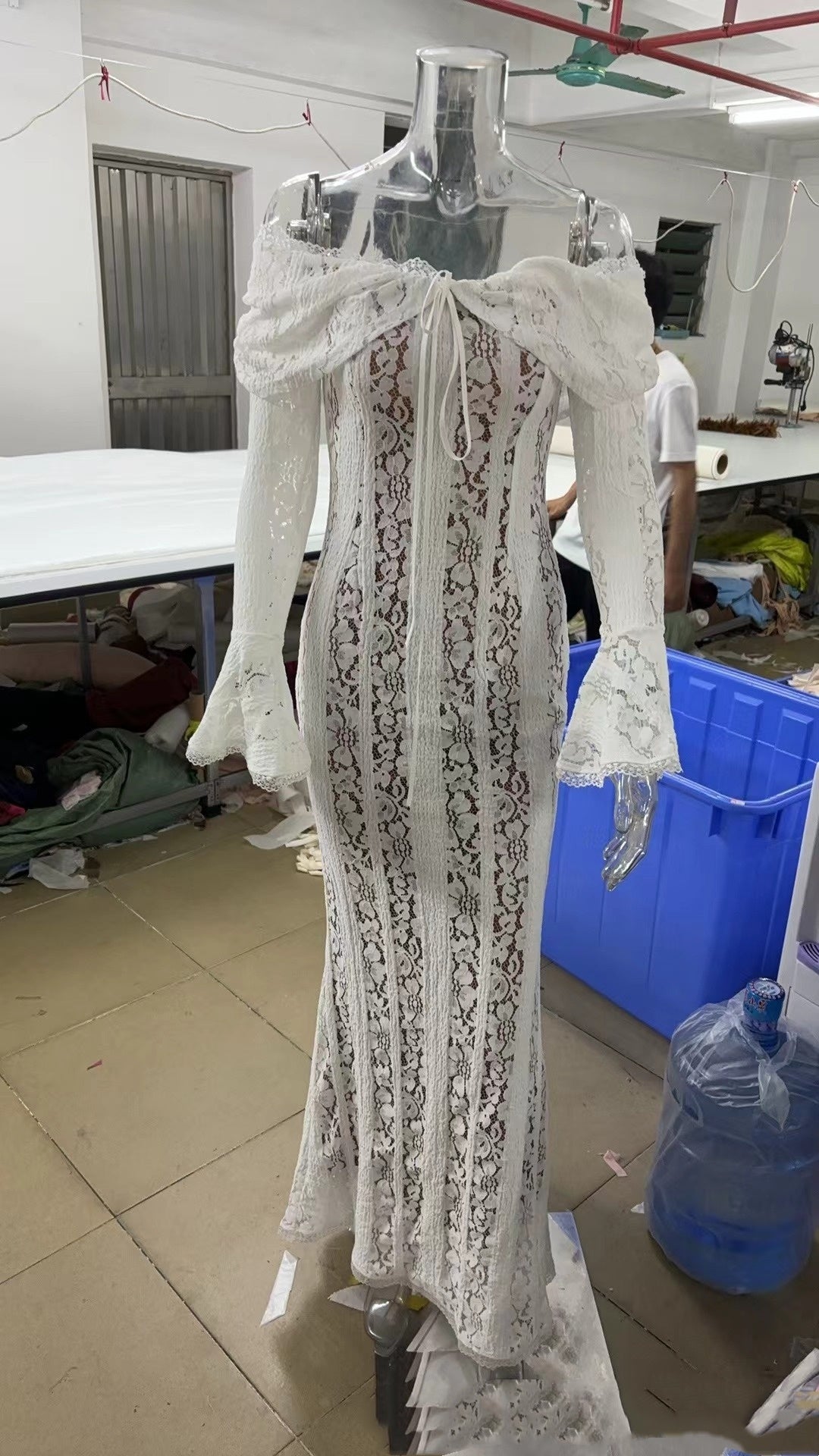 Lydia – Schulterfreies Kleid mit Glockenärmeln